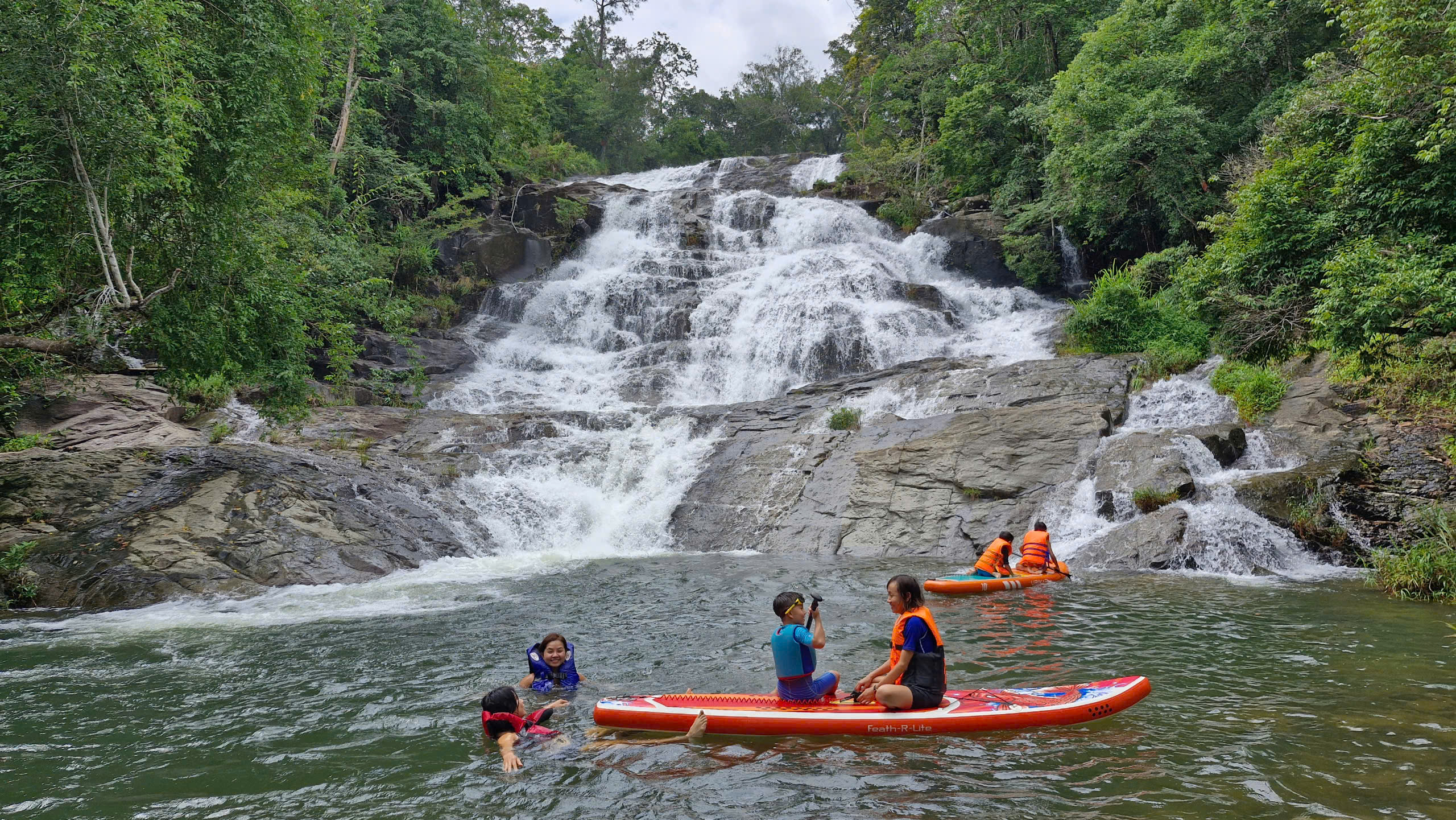 KHÁM PHÁ THÁC NƯỚC 