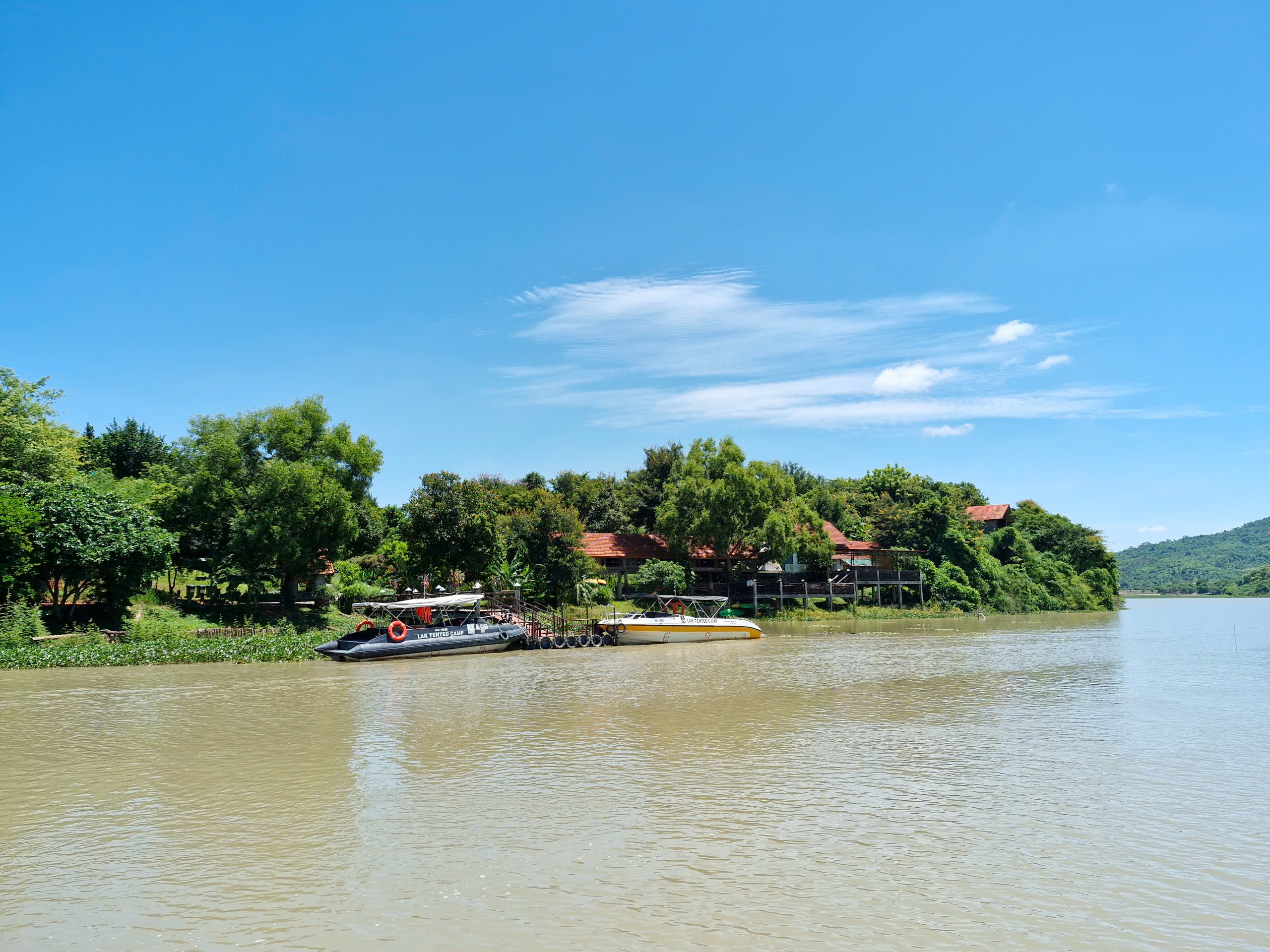 ĐI THUYỀN TRÊN HỒ LẮK