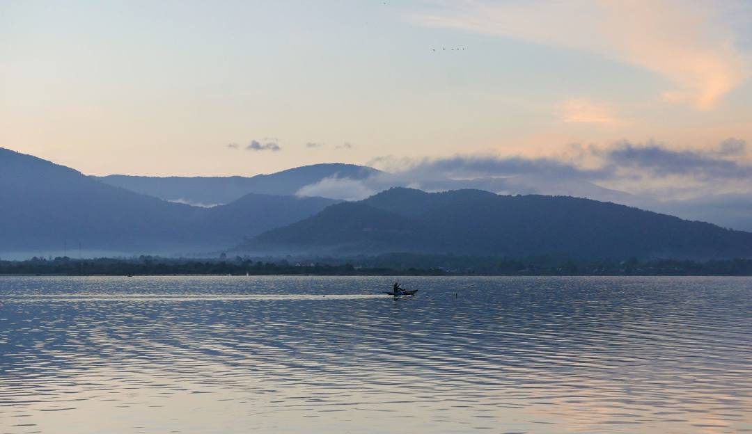 ĐI THUYỀN TRÊN HỒ LẮK
